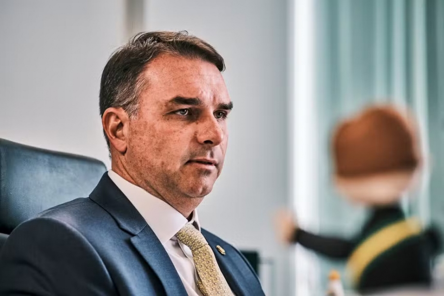 Flávio Bolsonaro assina novo pedido de impeachment do ministro do STF Dias Toffoli