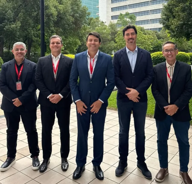 Prefeito Elvis Cezar visita sede da Huawei na China em busca de inovação para Santana de Parnaíba