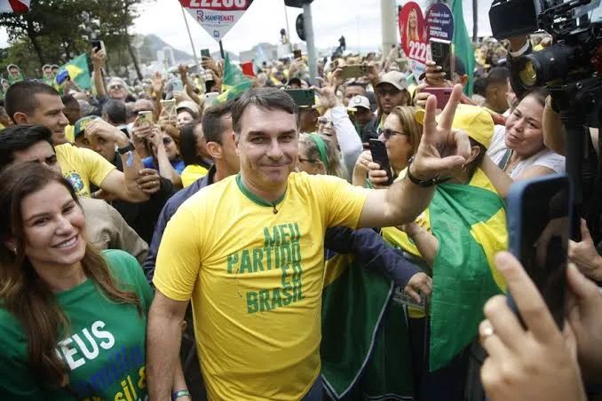 Flávio Bolsonaro é o único candidato da direita que vence Lula no segundo turno