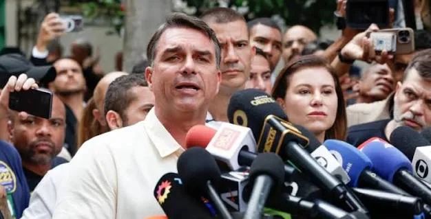 Flávio Bolsonaro diz que vai votar favorável ao fim da jornada 6x1 e quer mais flexibilidade nos dias e horários de trabalho