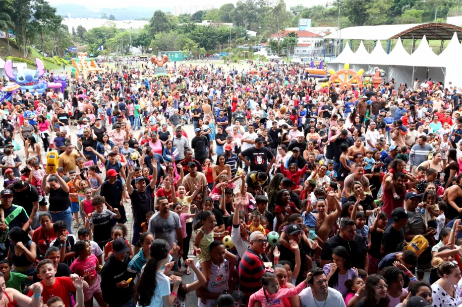 Festa do Dia das Crianças reúne alegria e diversão na Praça de Eventos de Jandira